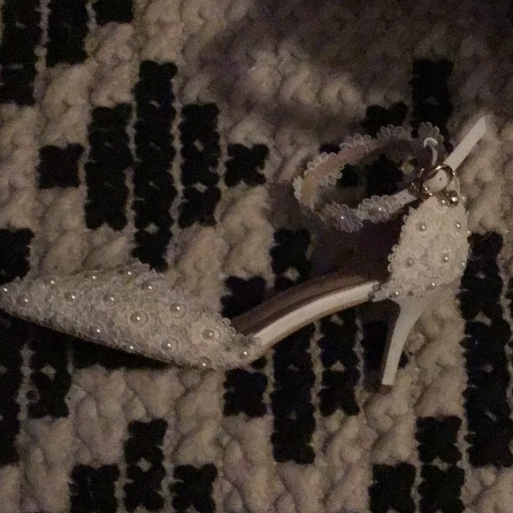 CRYSTAL QUEEN OFF WHITE LACE & PEARL EMBOSSED WEDDING, PROM , - Picture 4 of 7